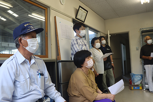 集まった農家や関係者で出荷規格の確認などを行った。