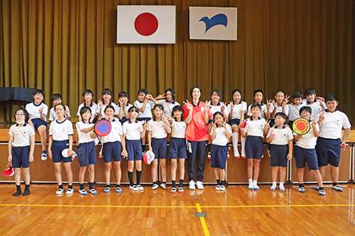 日置小学校、神田小学校の6年生と記念撮影