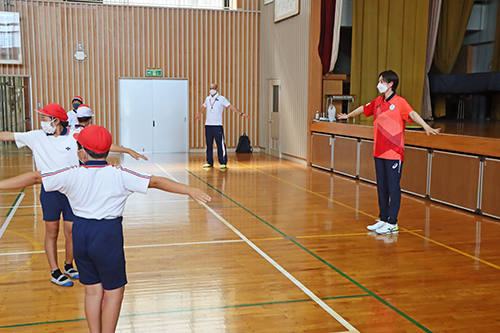 奥村麻依さんと準備運動のストレッチ
