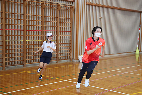 鬼ごっこで子どもたちと交流する奥村さん
