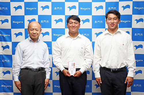 大谷副市長と記念撮影（左より）林キャプテン、増田副キャプテン