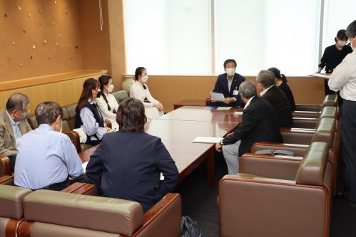 今後の活躍に期待をよせる江原市長
