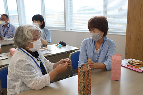 手作りのおもちゃを通じて、コミュニケーション