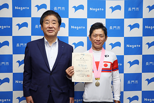 優勝の賞状とメダルを手に記念撮影