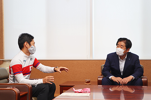 当日のレース展開や普段の練習について説明