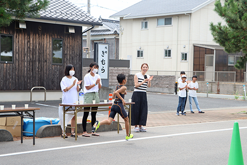 沿道からは保護者やボランティアの温かい応援