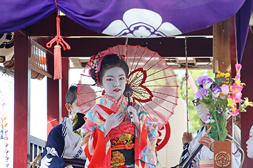 小学生舞妓が見事な日本舞踊を披露