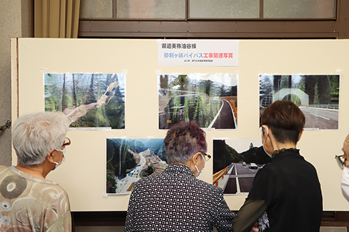 会場には整備のようすなど写真が展示された