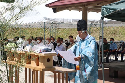 安全を願って俵山八幡宮の宮原哲二宮司によって神事が行われた