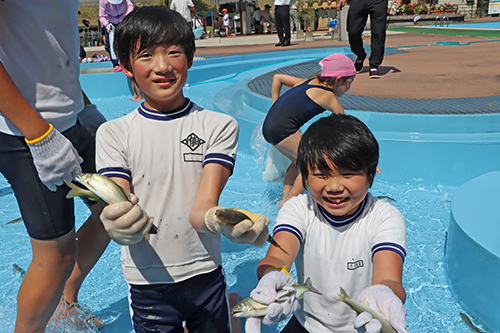 久しぶりの河川プールに、子どもたちの笑顔があふれた