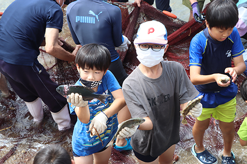いろんな種類の魚が捕れた。地元漁業者による魚の説明もあった。