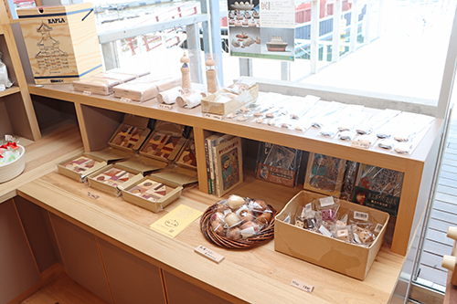 可愛い木のおもちゃの販売会も同時に開催