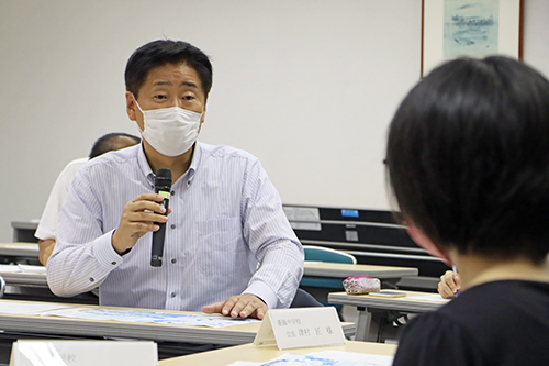 参加者一人ひとりの意見に対し丁寧に回答する江原市長