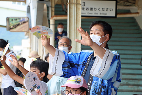 イベントを訪れた子どもたち、保護者と出発を見送った