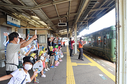 東萩行きの上り列車を深川幼稚園の園児がお見送り