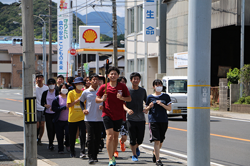 １３人のランナーが長門市内を駆け抜ける