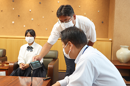 実際に二人がボートを漕ぐ様子を動画で見る江原市長
