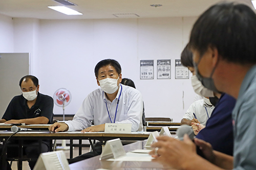 参加者一人ひとりの意見を聞く江原市長