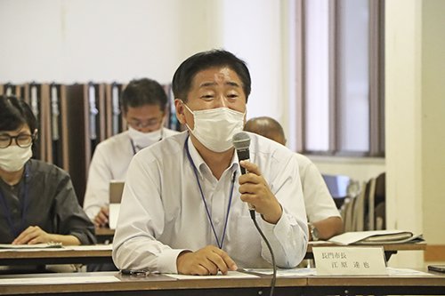 参加者からの意見、要望に回答する江原市長