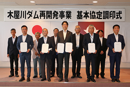 下関市の西市公民館で開催された木屋川ダム再開発事業に係る基本協定調印式