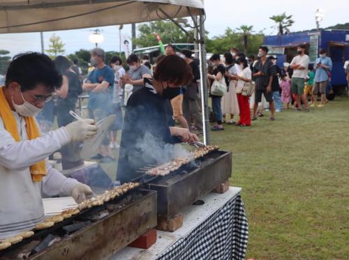 感染症対策が呼びかけられる中、おいしい食べ物・飲み物を求めて行列もできた