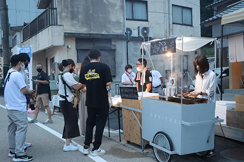 温泉街の飲食店が祭りにあわせて出店するなどして参加者は飲食とともににぎわう温泉街の夜を楽しんだ