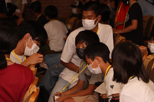 交流を通じて、高校生の研究やふるさとを思う心を知る小学生