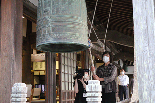 東深川の光浄寺で行われた「平和の鐘を鳴らそうｉｎ長門」