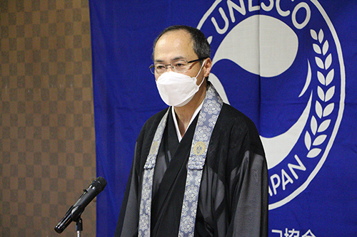 光浄寺の住職の小内良文さんは小説家のことばを引用し、平和を願う心について語った。