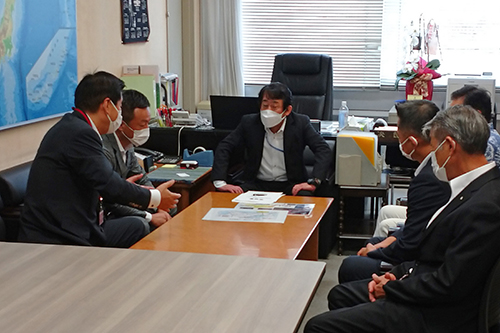 国土交通省の道路局長への要望のようす
