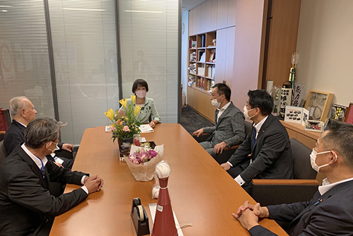 国会議員へも要望。杉田衆議院議員への要望活動のようす。