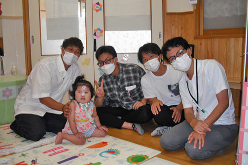 みのり保育園の医療的ケア児の保育を見学し、保護者のお話をきいた。左から、保護者、学生２人、本セミナーを担当するドクター。