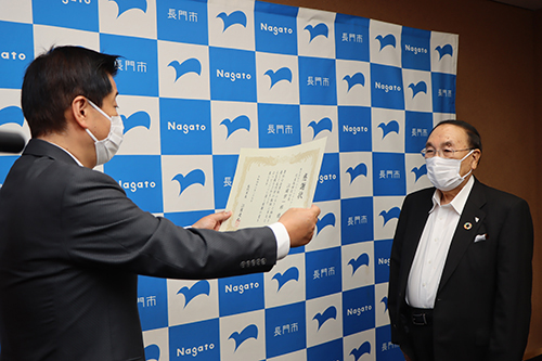 感謝を込めて、株式会社ウエストエネルギーソリューションへ感謝状が手渡された