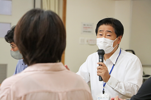 参加者からの意見に回答する江原市長
