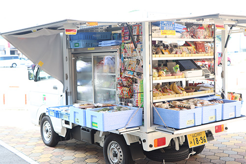 「おまかせくん」は２車両で、それぞれ週に２回・３コースを巡回し、約500種類の商品を各地に届ける