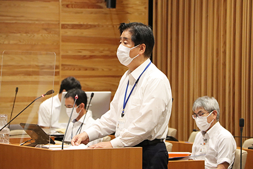 議案等の提案理由や報告を述べる江原市長