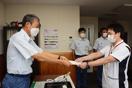 長門市消防長の岩本明さんから任命書が交付された