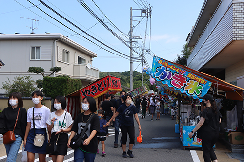 前夜祭はなかったが、露店が立ち並びにぎわった