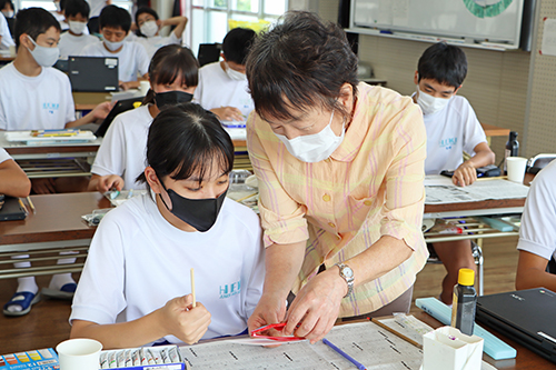 講師として指導した元小学校教諭の上田節子さん