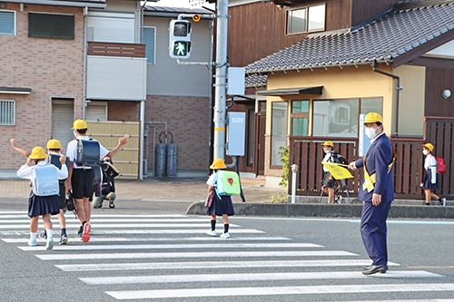 子どもたちは大きな声であいさつをして元気に登校