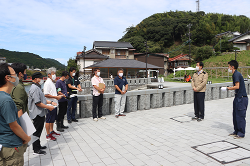 今回は市役所と地域の団体等が合同で点検を行った。初めての取組。