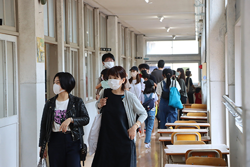 旧俵山中学校では総勢１０４店舗のアーティストらが出店し多くの人でにぎわった