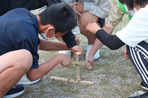 火おこし体験やツナ缶のランプづくりの様子の見学なども行われた