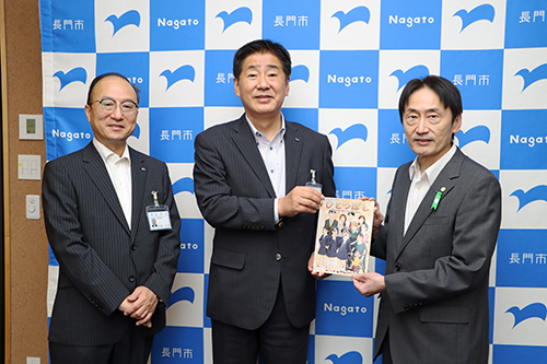 人権学習啓発図書を寄贈した認定NPO法人みらいプラネット理事長の有富健さん