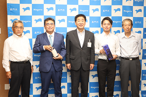 NPO法人ゆや棚田景観保存会のメンバーらが江原市長を表敬訪問