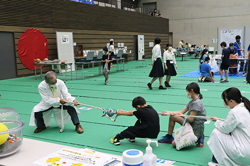 真空の力を体験。どんなに引っ張っても離れない真空状態の金具。