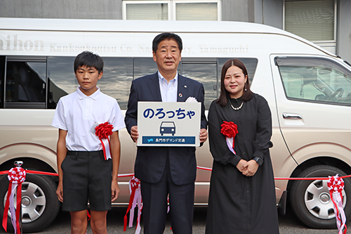 愛称「のろっちゃ」を命名した和田玲音さん（左）、西村侑紀さん（右）