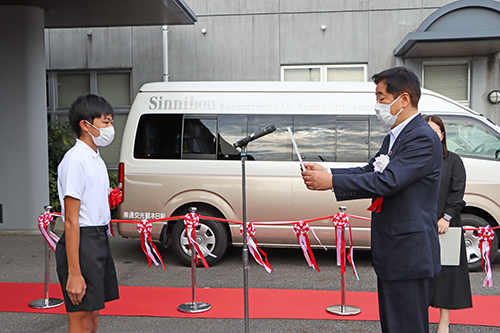 愛称を考えた2人に記念品が贈られた