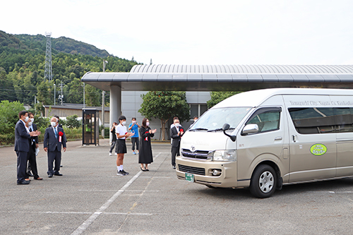 初運行を出席者全員でお見送り