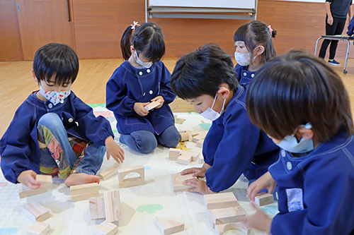 緑の募金・木のつみき贈呈セレモニーが日置保育園で行われた